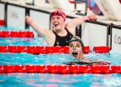 Marta Fernández moldea en bronce la piscina de La Defense