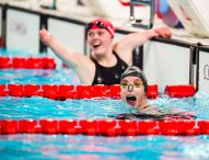 Marta Fernández moldea en bronce la piscina de La Defense